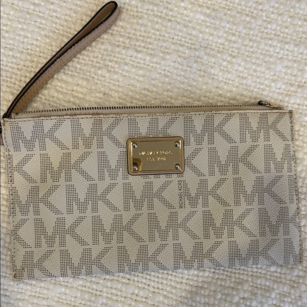 Michael Kors Wristlet in Cream